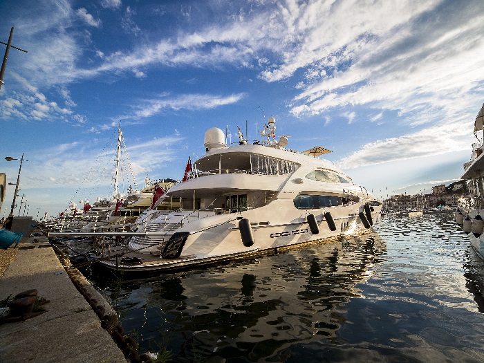 Recreational boat
